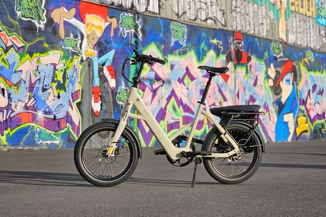 Vélo électrique Tenways CGO Compact 20 pouces en environnement urbain moderne