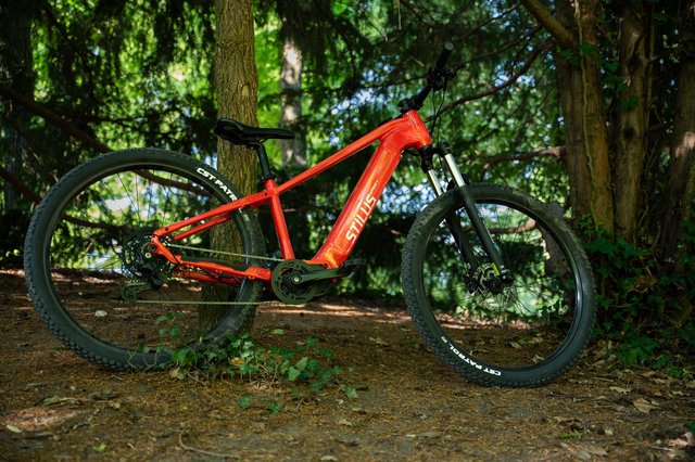 Decathlon Stilus Offroad+ rouge, VTT électrique semi-rigide 29 pouces testé par Cleanrider, vue de profil sur chemin