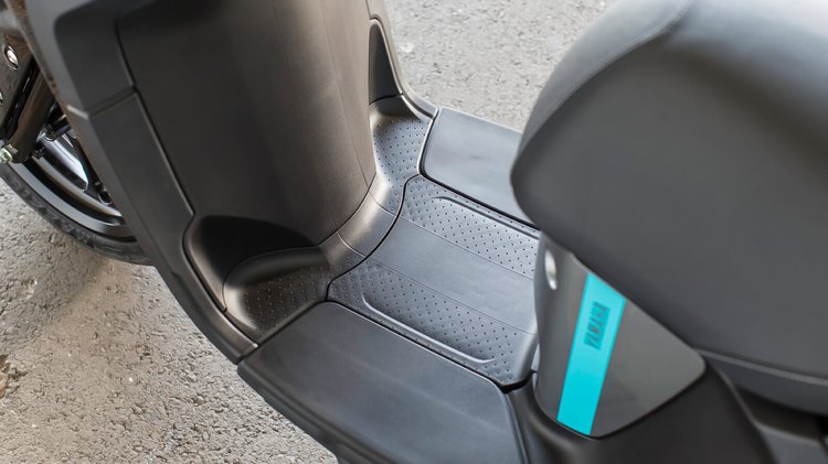 Plancher plat du Yamaha Neo's