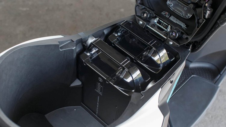 Deux batteries pour le Yamaha Neo's