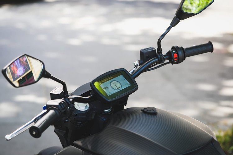 Un guidon large et cintré pour la moto électrique