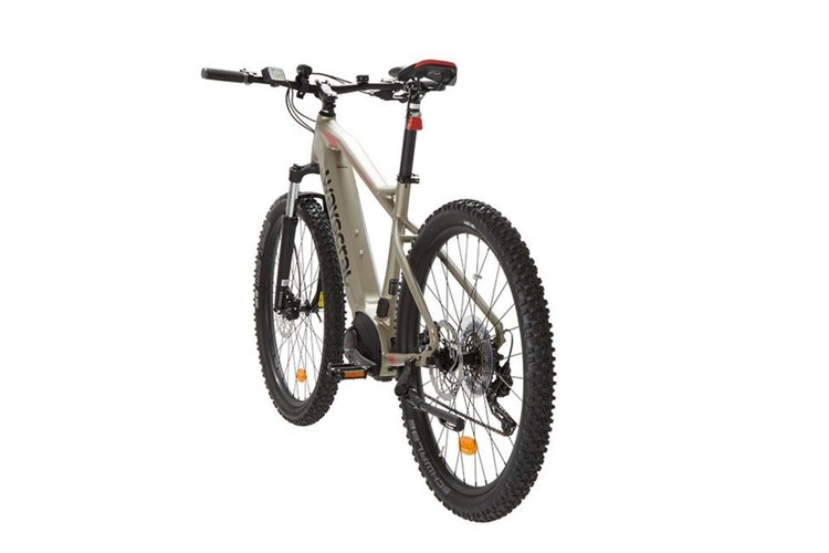 Le VTT électrique E450 dispose de roues 27,5 pouces et d’un cadre en aluminium
