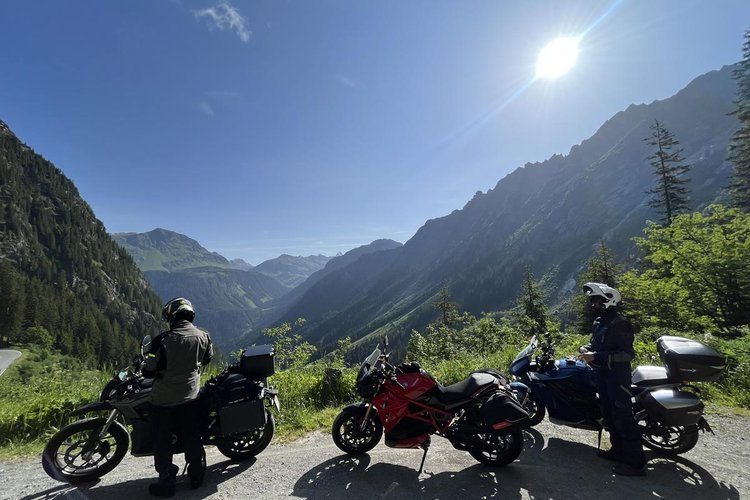 Motos électriques sur le Supertoer