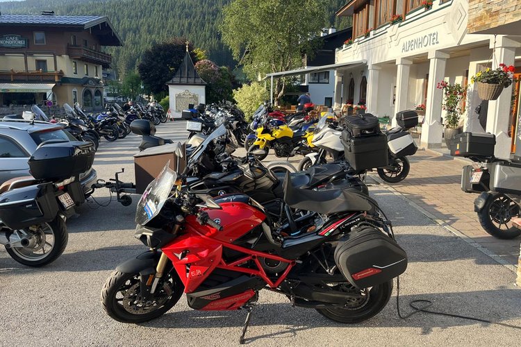 Motos électriques sur le Supertoer