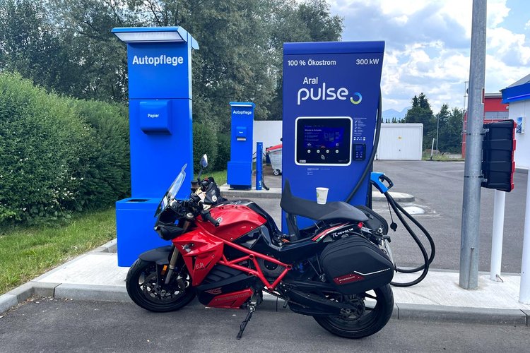 Motos électriques sur le Supertoer