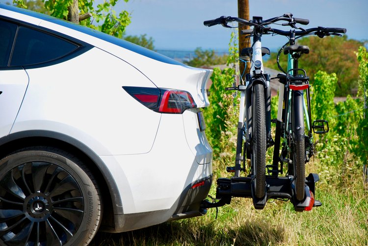 Porte-vélos Thule Epos transportant deux vélos électriques sur un attelage