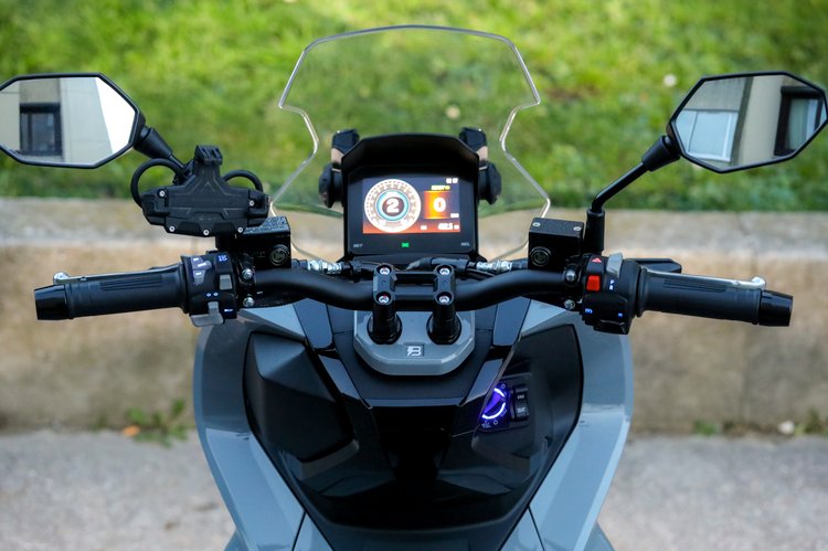 Poste de conduite du scooter électrique