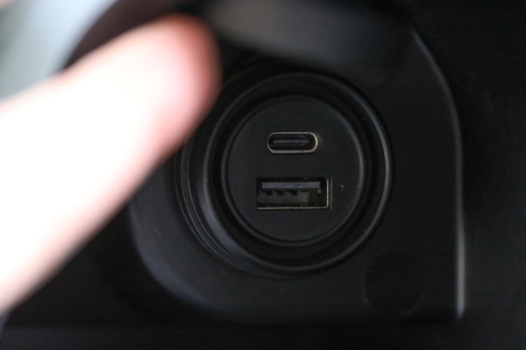 Ports USB-A et USB-C dans le vide-poche