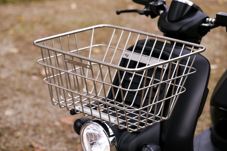 Panier de série à l'avant du scooter de livraison