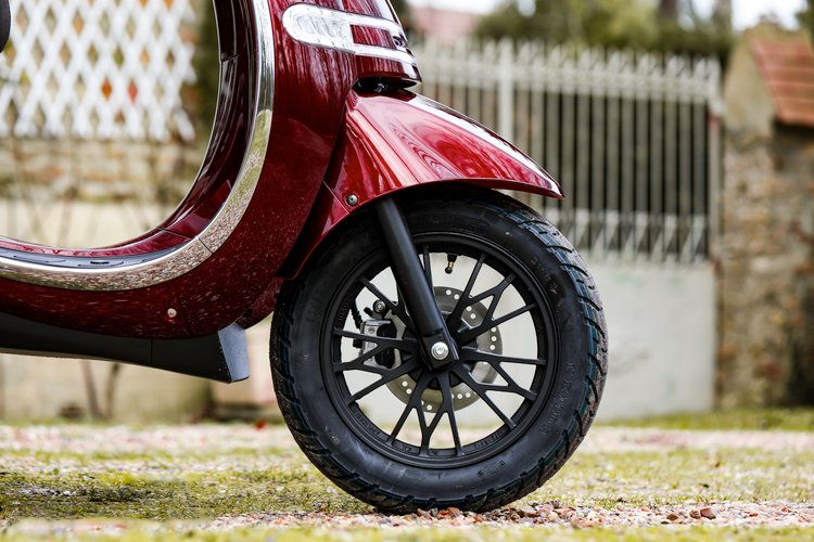 Des roues de 12 pouces pour le scooter électrique