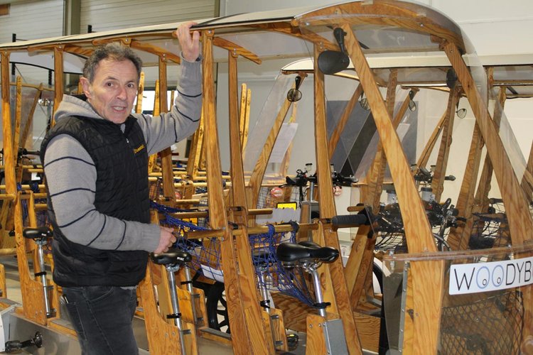 Jean-François Robert devant un Woodybus