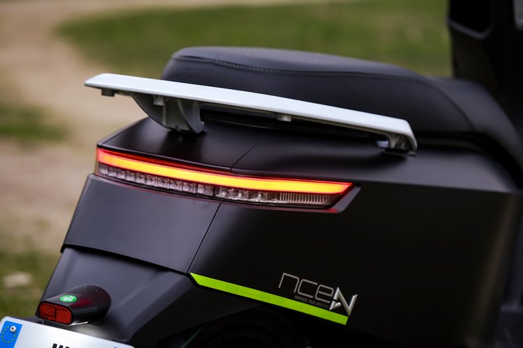 Signature lumineuse arrière du scooter électrique