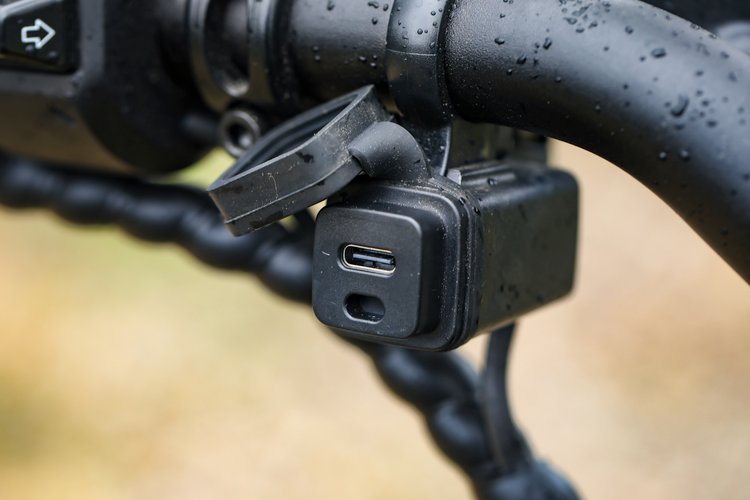 Un port USB-C pour la motocross électrique