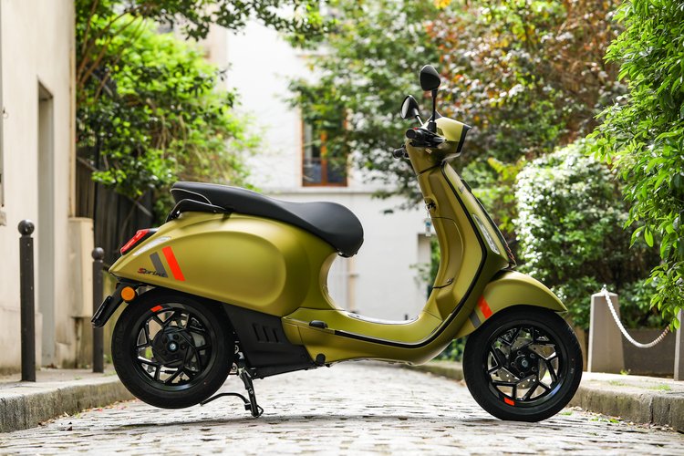 La Vespa Sprint S Elettrica de profil