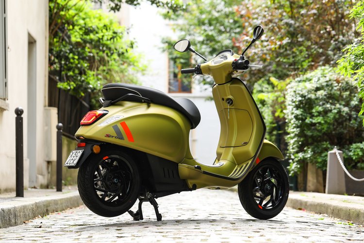 Une silhouette indémodable pour le Vespa Sprint S Elettrica