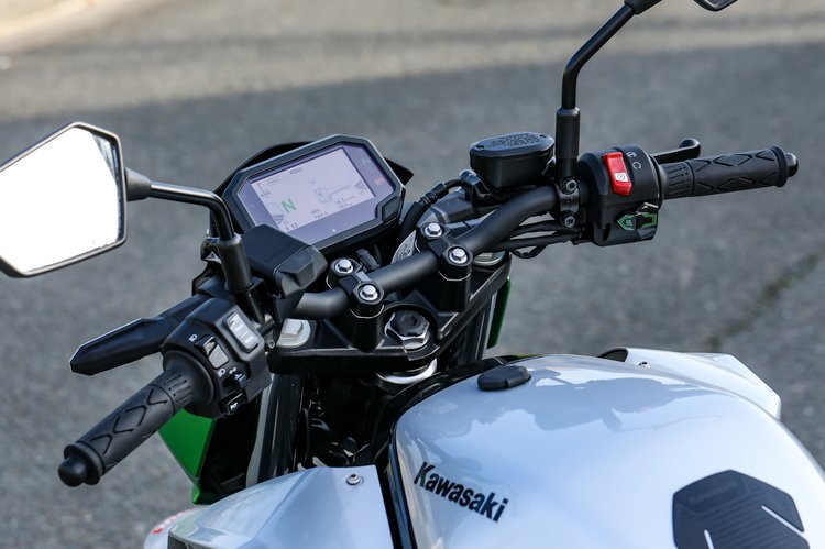 Au guidon de la Kawasaki Z e-1