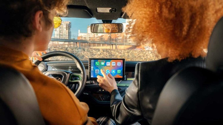 Intérieur de la Ligier Myli, habitacle de la voiture électrique sans permis