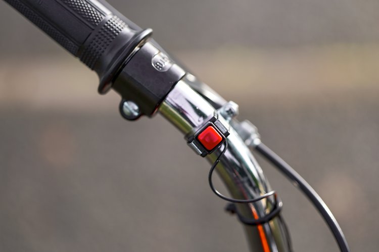 Au guidon du Peugeot 103 électrifié