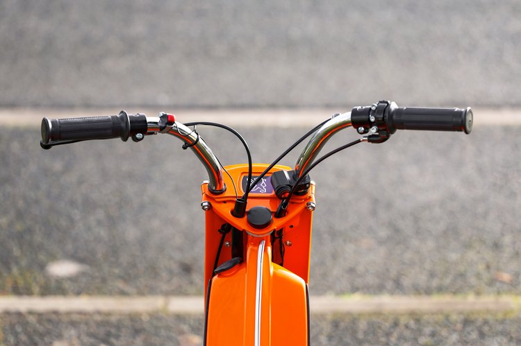 Au guidon du Peugeot 103 électrifié