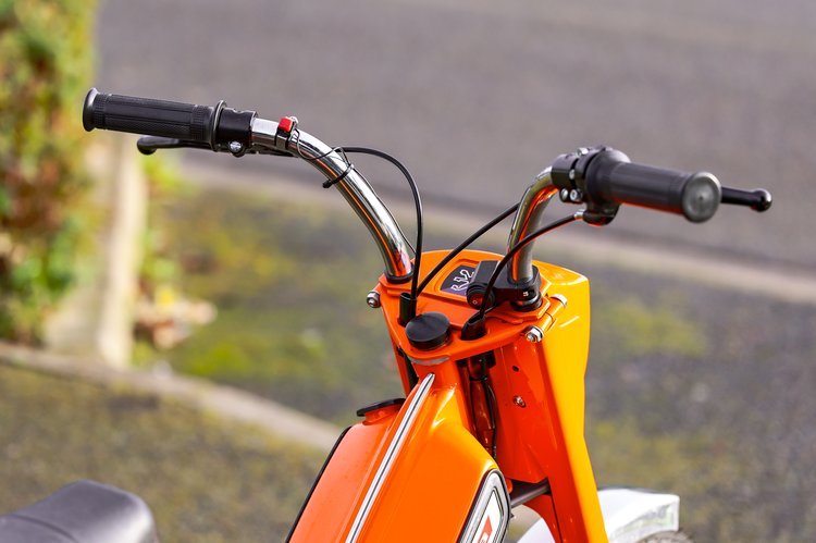 Au guidon du Peugeot 103 électrifié
