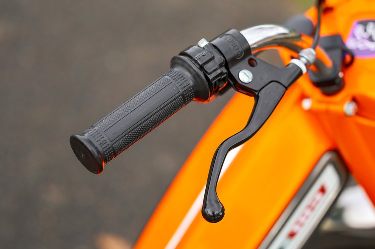 Au guidon du Peugeot 103 électrifié