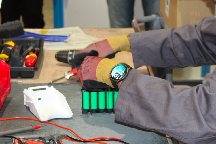 Usine pilote VoltR : Démantèlement à la main d'une batterie lithium