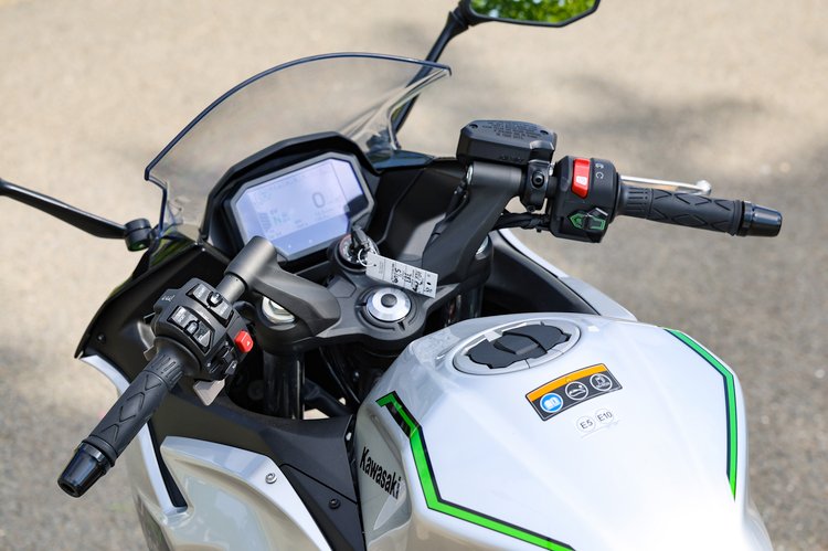 Au guidon de la moto hybride