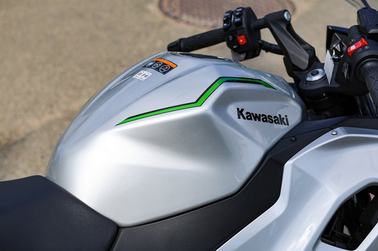 Au guidon de la moto hybride