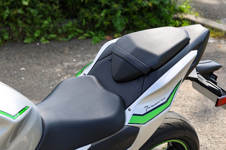 Au guidon de la moto hybride