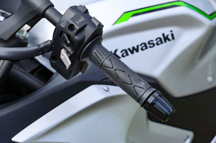 Au guidon de la moto hybride
