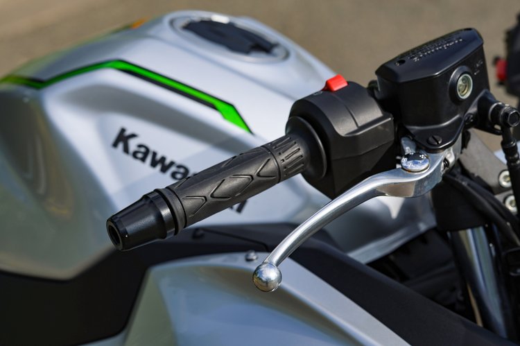 Au guidon de la moto hybride