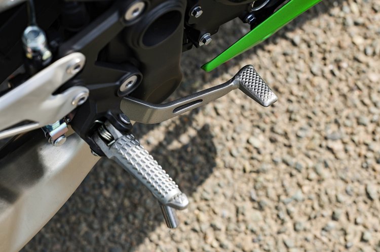 Au guidon de la moto hybride