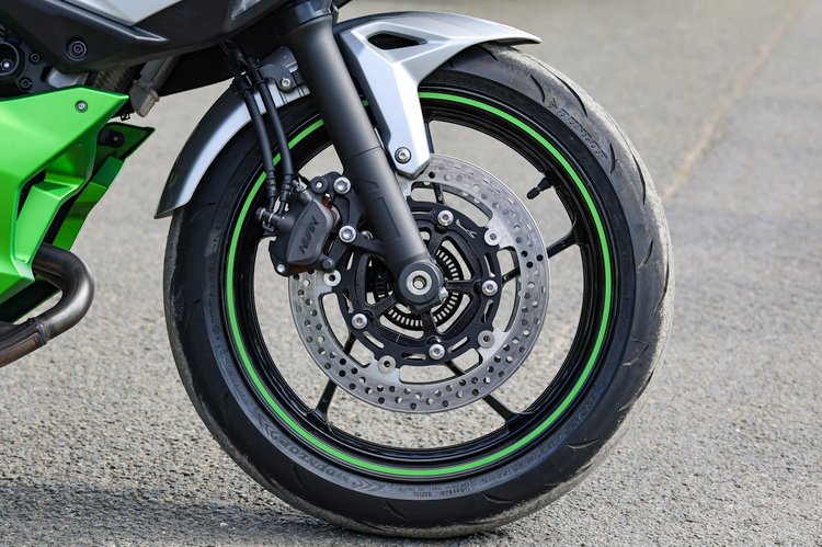 Comportement et maniabilité de la moto hybride