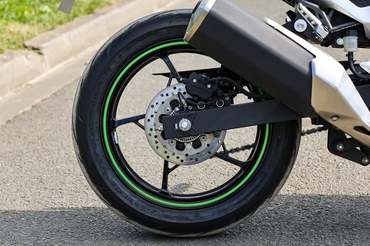 Comportement et maniabilité de la moto hybride