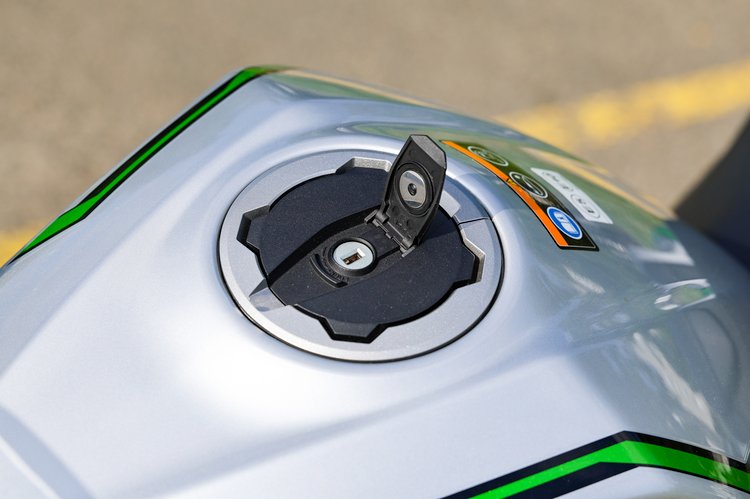 Réservoir de 14 litres repris de la Ninja 400