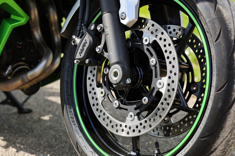 Comportement et maniabilité de la moto hybride