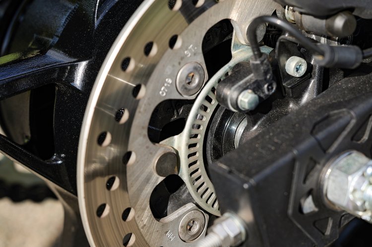 Comportement et maniabilité de la moto hybride