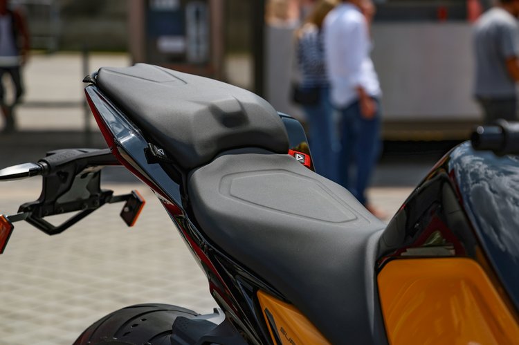 Au guidon de l'Ultraviolette F77 SuperStreet