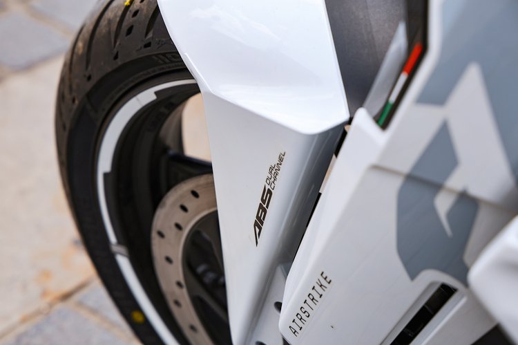 Équipement de l'Ultraviolette F77 SuperStreet