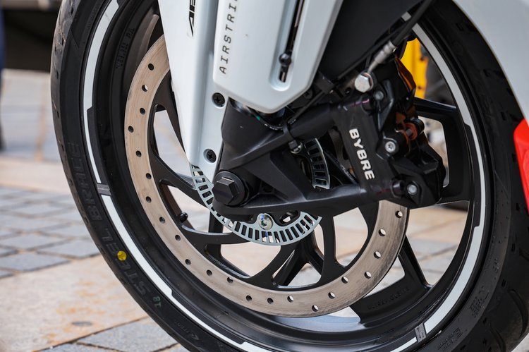Équipement de l'Ultraviolette F77 SuperStreet