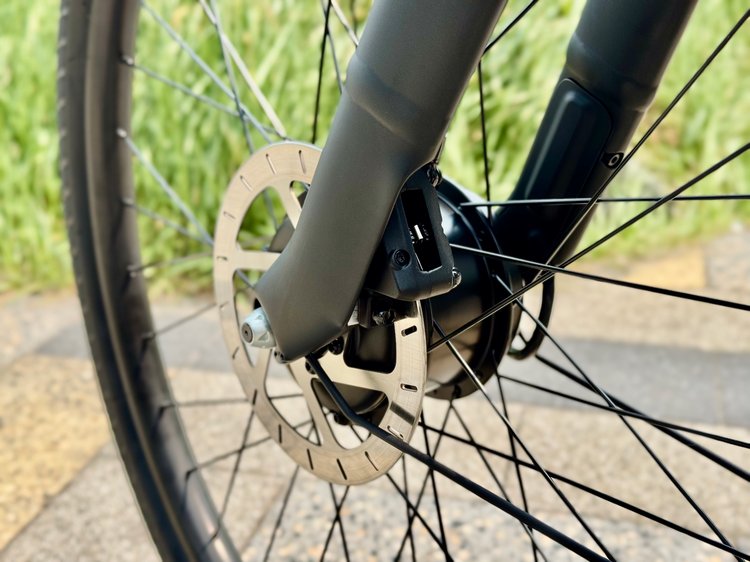Le moteur est logé dans le moyeu de la roue avant.