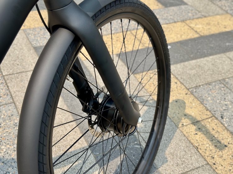 Le moteur est logé dans le moyeu de la roue avant.