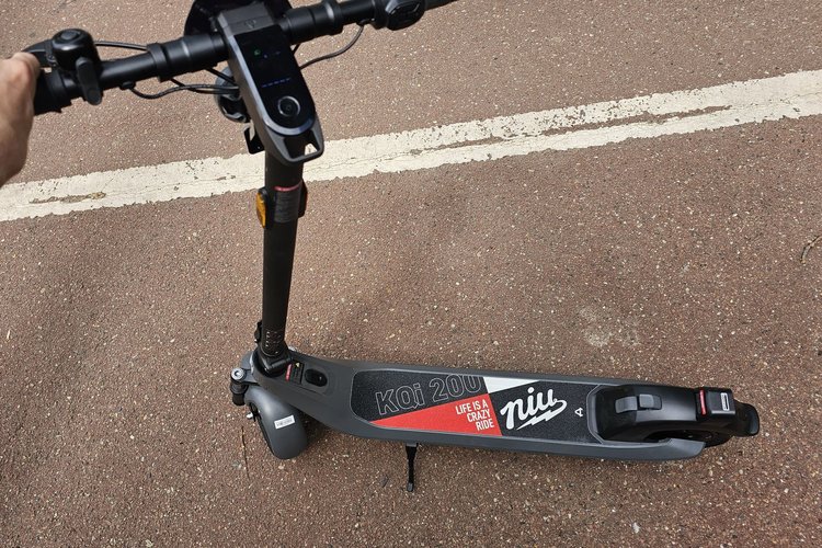 Niu KQi 200F béquille stabilité