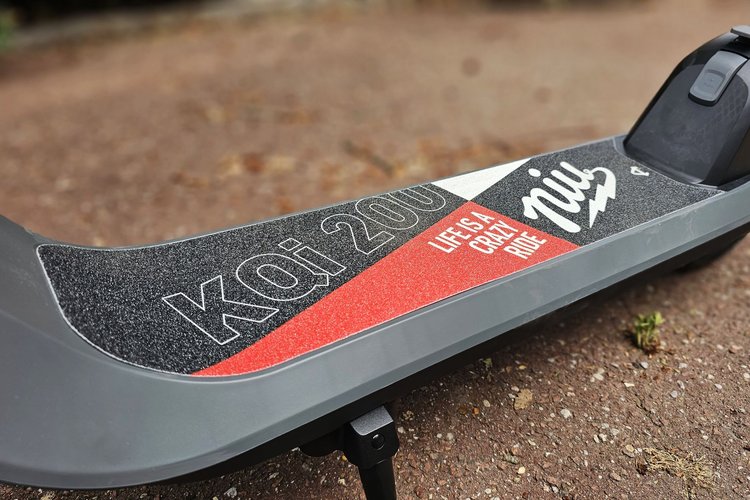 Niu KQi 200F deck