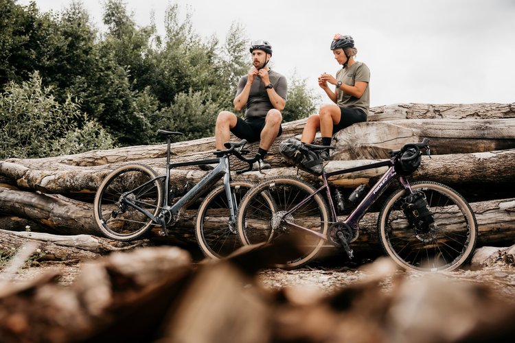 Cycliste en pause avec son Ridley E-Kanzo Adventure, un gravel électrique pensé pour l’aventure et les longues distances
