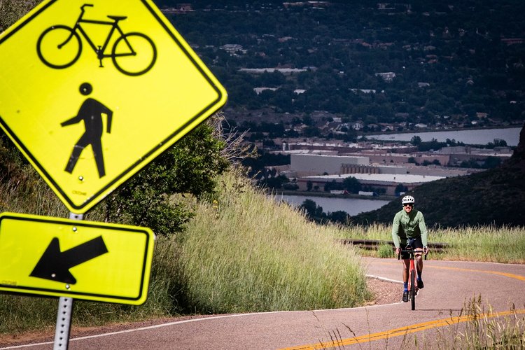 Cycliste sur route de montagne sinueuse équipé de V2X