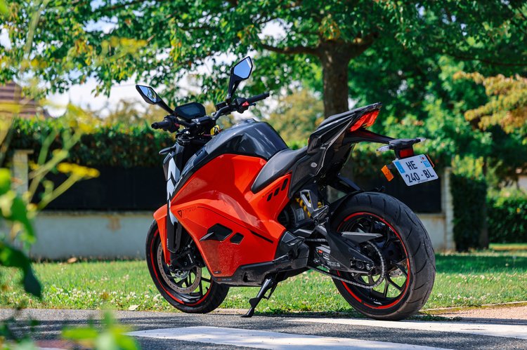 Design de l'Ultraviolette F77 SuperStreet