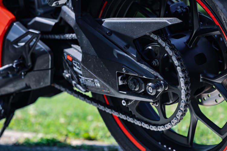Performances de l'Ultraviolette F77 SuperStreet