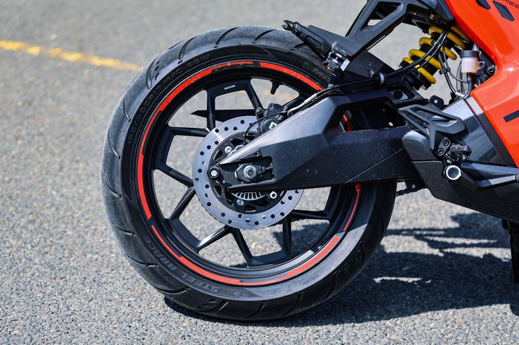 Performances de l'Ultraviolette F77 SuperStreet
