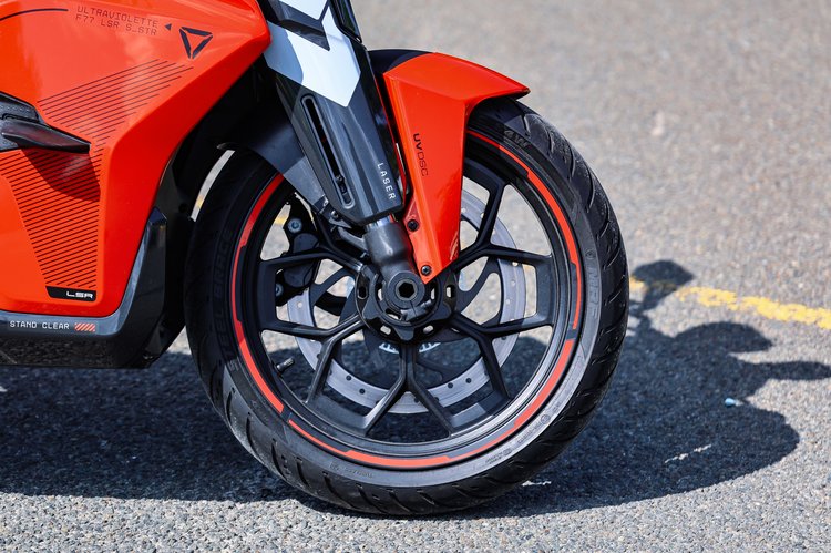 Performances de l'Ultraviolette F77 SuperStreet